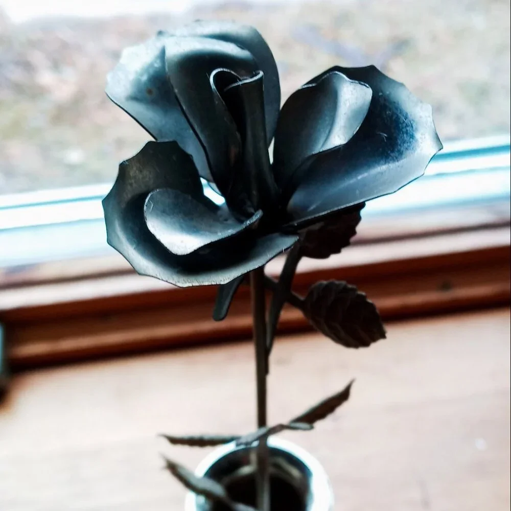 Unique Vintage 1970s Silver Metal 🌹Rose Bud🌹 in Vase by Mann 11 inches Tall
